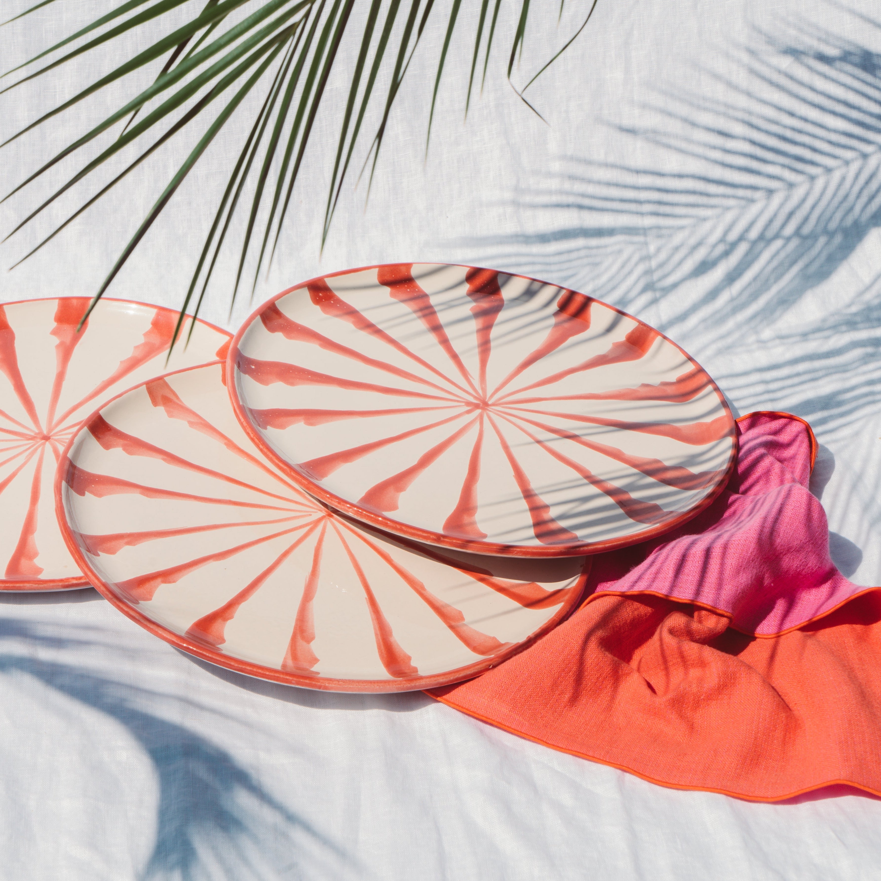 Dinner plate with candy cane stripes Pomelo Casa